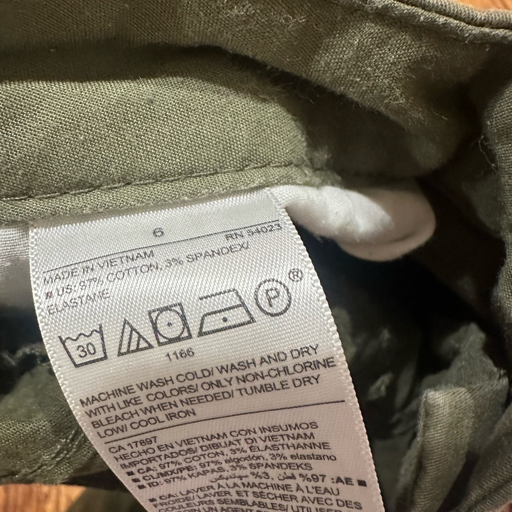 Old Navy Women's Cargo Shorts in Olive - Picture 4 of 4